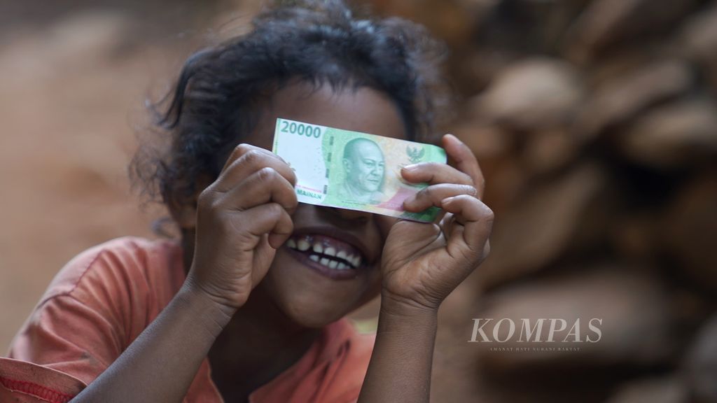 Anak-anak bermain uang-uangan di Desa Tapobali, Kecamatan Wulandoni, Kabupaten Lembata, Nusa Tenggara Timur, Jumat (11/8/2023). 