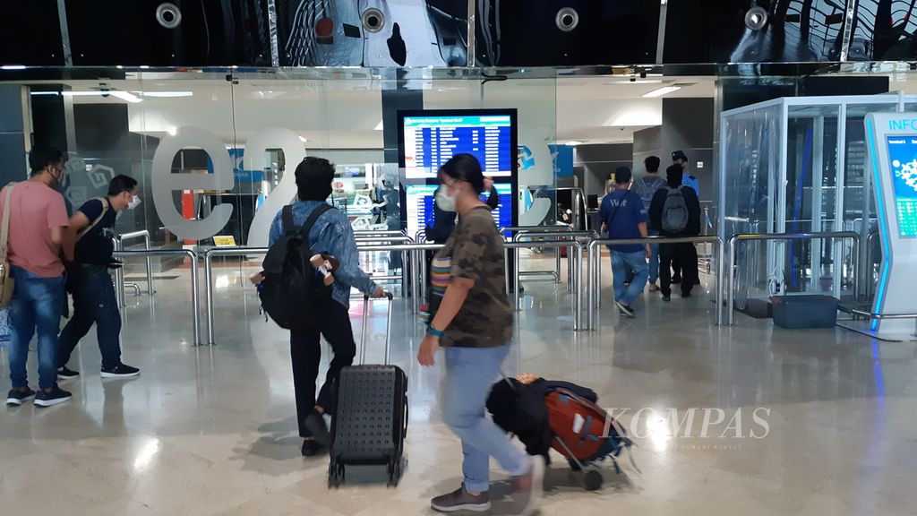 Bandara Soekarno-Hatta di Tangerang, Banten, masih melayani sejumlah penerbangan komersial, Jumat (24/4/2020), hingga pukul 23.59. Aturan larangan mudik mulai diberlakukan secara keseluruhan untuk semua maskapai penerbangan pada Sabtu (25/4/2020).