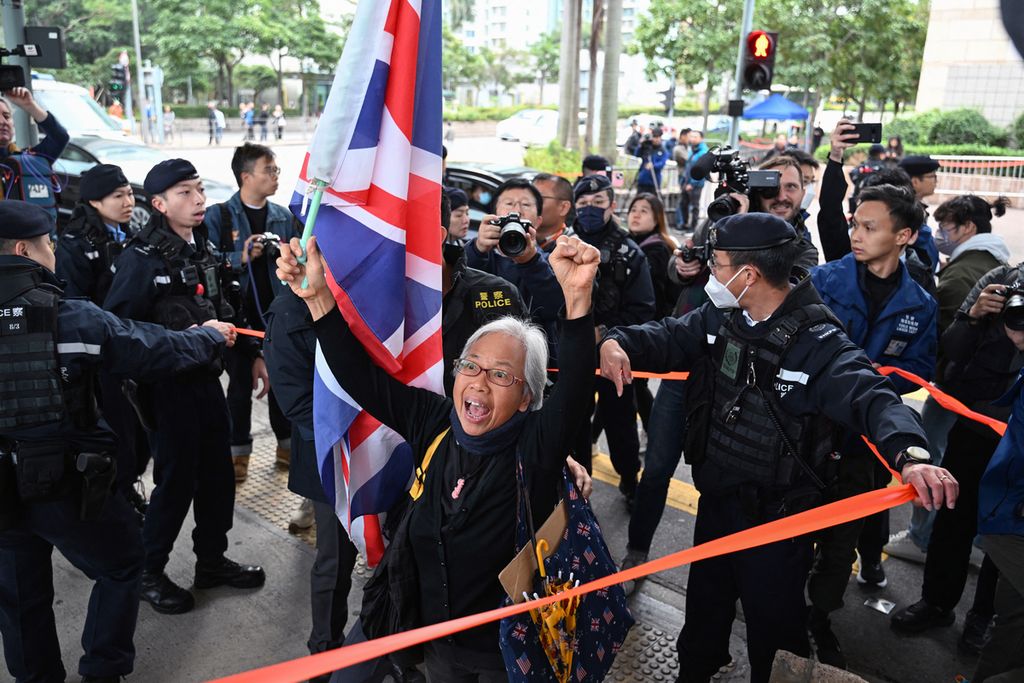 Aktivis Alexandra Wong meneriakkan slogan-slogan di luar gedung Pengadilan West Kowloon saat dimulainya sidang taipan media prodemokrasi Hong Kong, Jimmy Lai, 18 Desember 2023. 