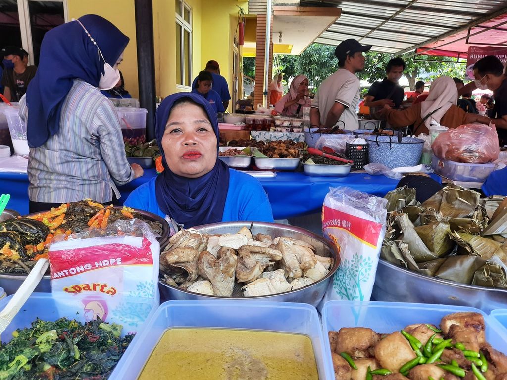 Pedagang makanan, Sri Nur Aini (57), menjajakan lauk-pauk dan sayur-mayur di Pasar Ramadhan, Bendungan Hilir, Jakarta, Kamis (23/3/2023).