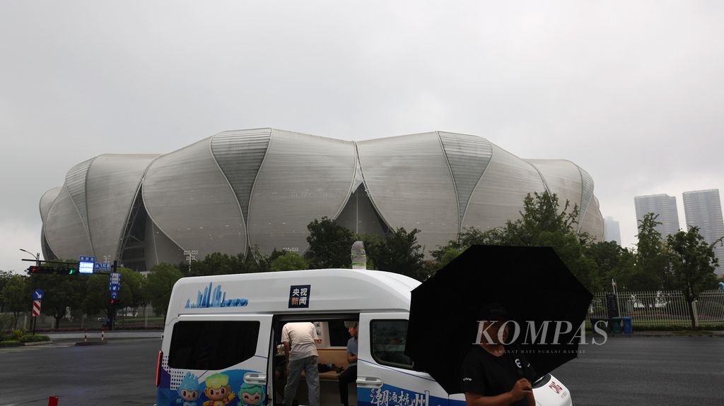 Warga berfoto-foto di luar Hangzhou Olympic Sports Centre Stadium yang akan dijadikan lokasi pembukaan Asian Games 2022 di Kota Hangzhou, Provinsi Zhejiang, China, Kamis (21/9/2023). Stadion ini dijuluki The Big Lotus karena desain arsitekturnya menyerupai bunga teratai raksasa. Stadion ini bisa menampung hingga 80.000 penonton.