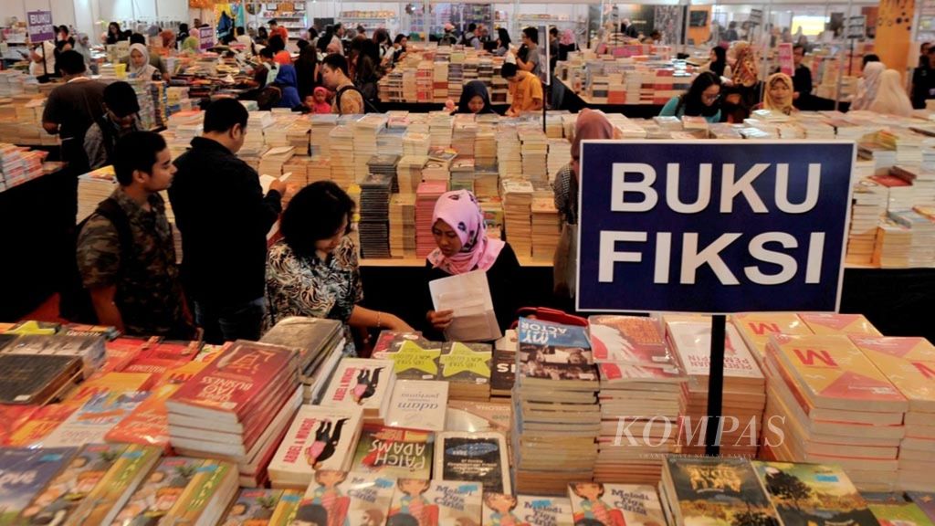 Pengunjung berbelanja sejumlah koleksi buku dalam pameran Indonesia International Book Fair 2018 di Jakarta Convention Center, Jakarta, pertengahan September 2018. 