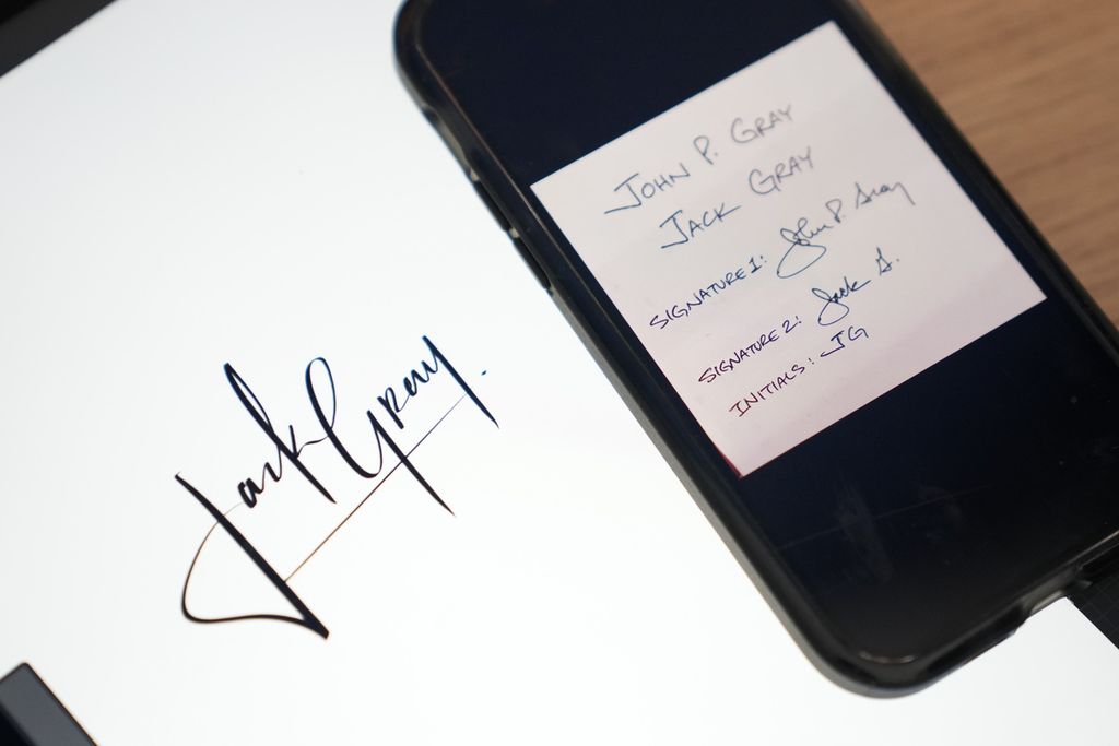 Contoh rancangan tanda tangan (kiri) yang dibuat oleh Priscilla Molina, sedangkan di sebelahnya adalah tanda tangan asli kliennya yang dikirim melalui telepon seluler di Los Angeles, AS, 22 Februari 2022.  