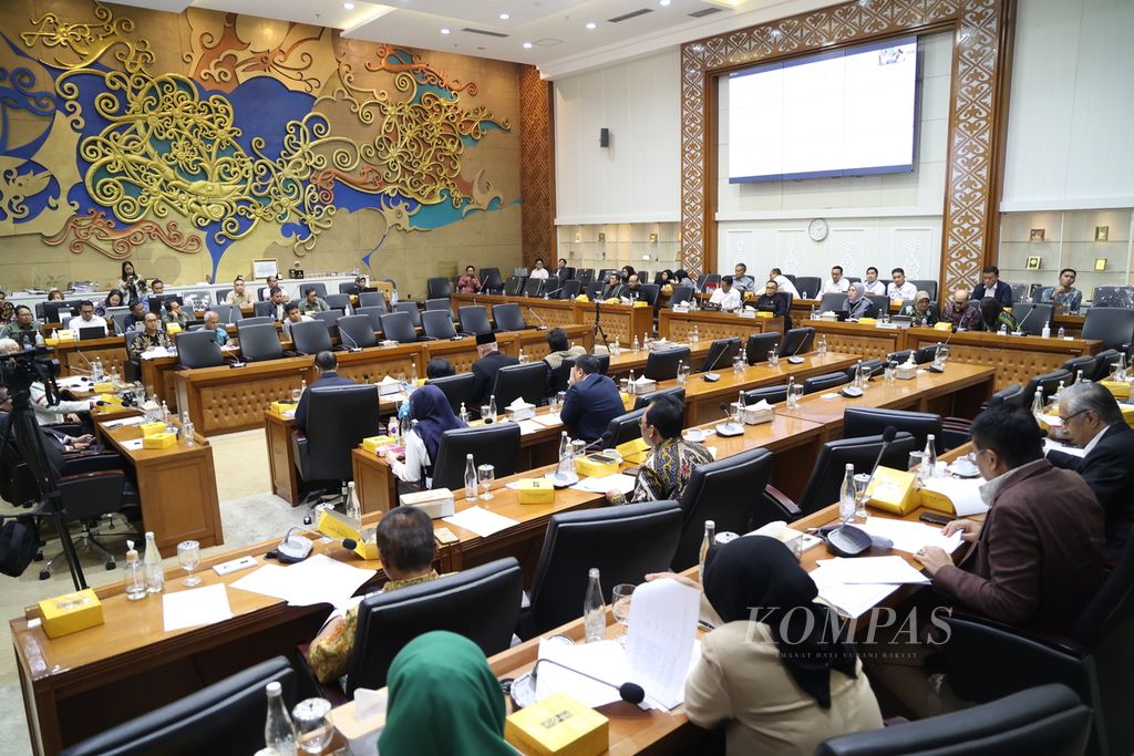 Suasana rapat kerja Menteri Hukum dan HAM dan Menteri Pendayagunaan Aparatur Negara dan Reformasi Birokrasi dengan Badan Legislasi membahas revisi Undang-Undang tentang Dewan Pertimbangan Presiden (Wantimpres) di Kompleks Parlemen, Jakarta, Rabu (10/9/2024). 