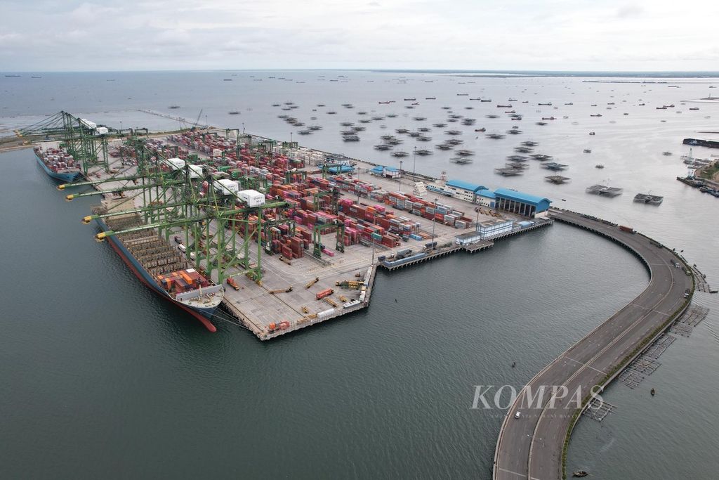 Aktivitas bongkar muat peti kemas ke dalam kapal barang di terminal peti kemas New Priok Container Terminal (NPCT) 1, Jakarta Utara, Kamis (10/11/2022). 