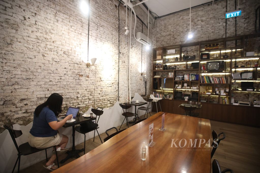 Pengunjung anak muda di kafe Jamu Acaraki di kawasan Kota Tua, Jakarta, Kamis (19/5/2022).