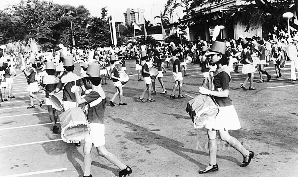 Drumband sekolah mengikuti pawai Hari Sumpah Pemuda (27/10/1978). Kaum muda banyak berperan dalam tonggak-tonggak sejarah bangsa seperti saat membuat komitmen kebangsaan melalui Sumpah Pemuda pada 1928.