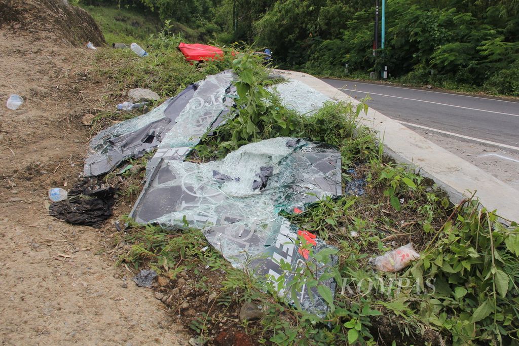 Sisa-sisa kecelakaan bus pariwisata masih terlihat di Jalan Imogiri-Dlingo, Kabupaten Bantul, DIY, Senin (7/2/2022). 
