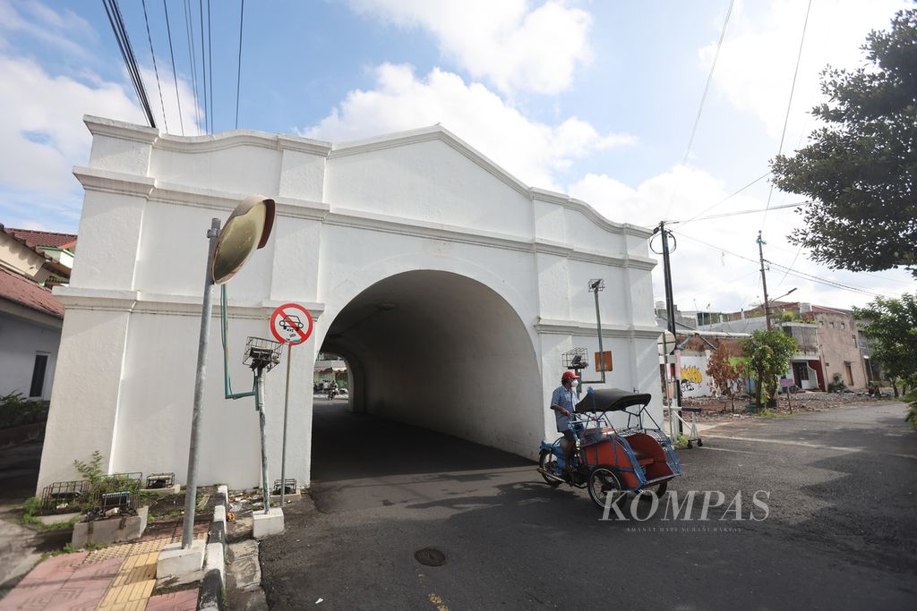 Warga melintas di Plengkung Wijilan, salah satu gerbang masuk Kompleks Keraton Yogyakarta, di Kecamatan Kraton, Yogyakarta, Rabu (16/2/2022).