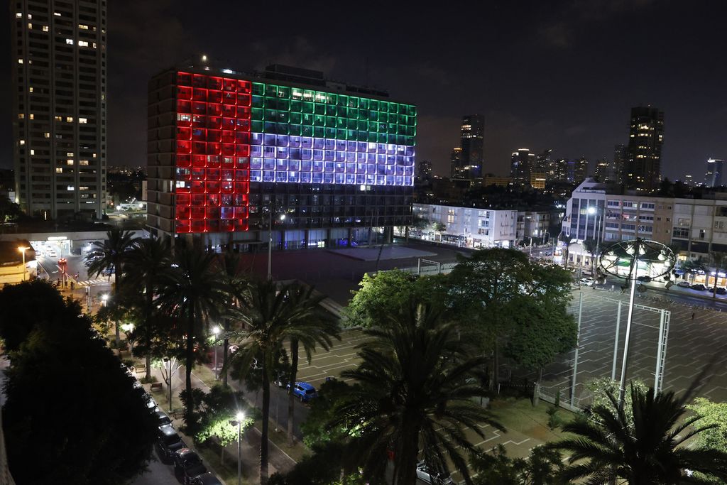Balai kota di kota pesisir Israel Tel Aviv diterangi dengan warna bendera nasional Uni Emirat Arab (UAE), Kamis (13/8/2020). 