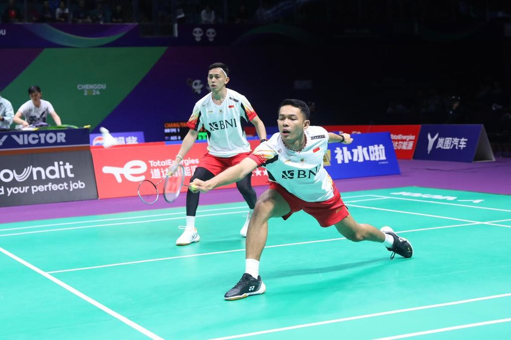 Fajar Alfian/Muhammad Rian Ardianto failed to contribute to a victory when Indonesia met Thailand in the Group C preliminaries of the Thomas Cup Championship at Hi Tech Zone Sports Center Gymnasium, Chengdu, China on Monday (29/4/2024). Fajar/Rian lost to Peeratchai Supkhun/Pakkapon Teeraratsakul with a score of 19-21, 21-14, 11-21.
