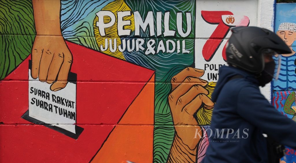 Mural menyambut Pemilihan Umum 2024 digambar di tembok pembatas di kawasan Margonda, Depok, Jawa Barat, Sabtu (17/6/2023). 
