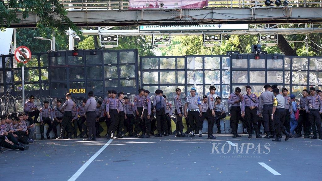 Barikade menutup sekitar persimpangan Patung Kuda, Jalan Merdeka Barat, Jakarta, Jumat (24/5/2019). Penjagaan di sekitar kawasan ini diperketat seiring pengajuan sengketa pemilu ke MK.