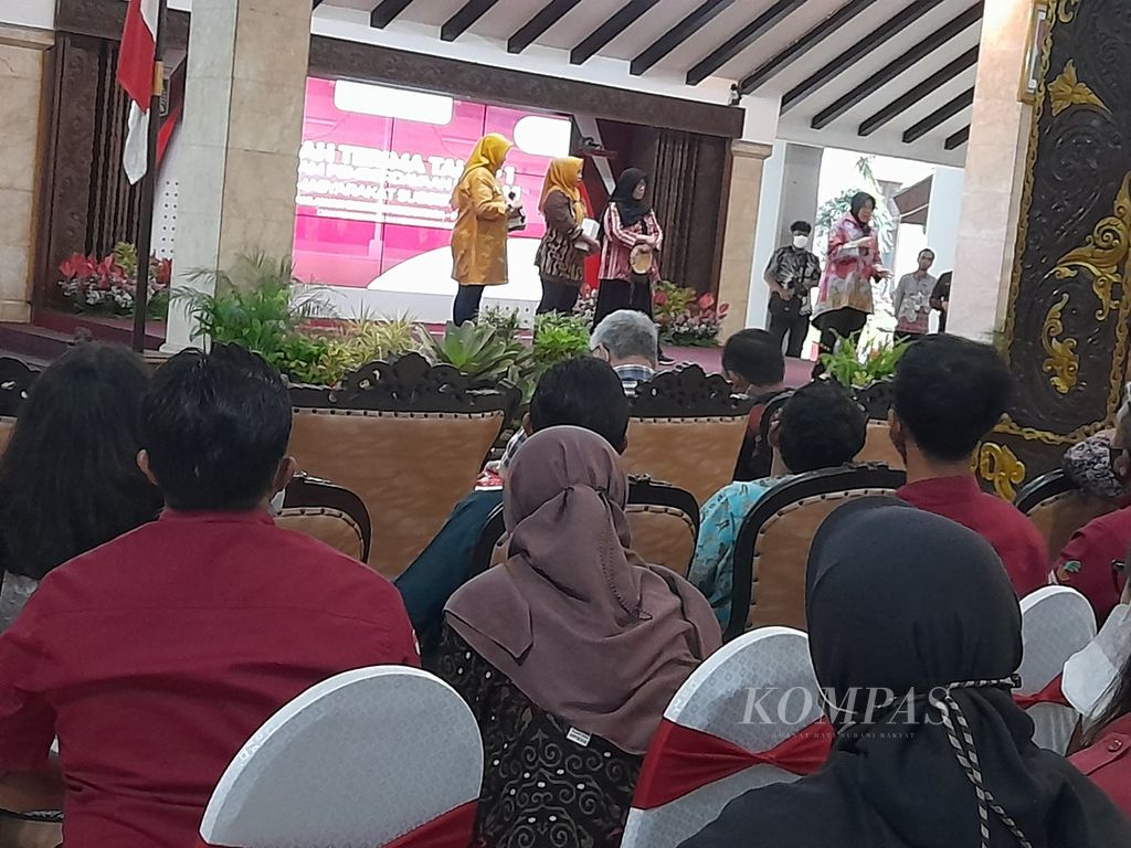 Menteri Sosial Tri Rismaharini tengah berbicara dengan warga kurang mampu yang kini menjadi pelaku usaha sukses pada acara serah terima tahap 1 Program PENA dan Pengentasan Kemiskinan Ekstrem di Malang Raya, di Pendopo Kabupaten Malang, Jawa Timur, Jumat (23/12/2022).