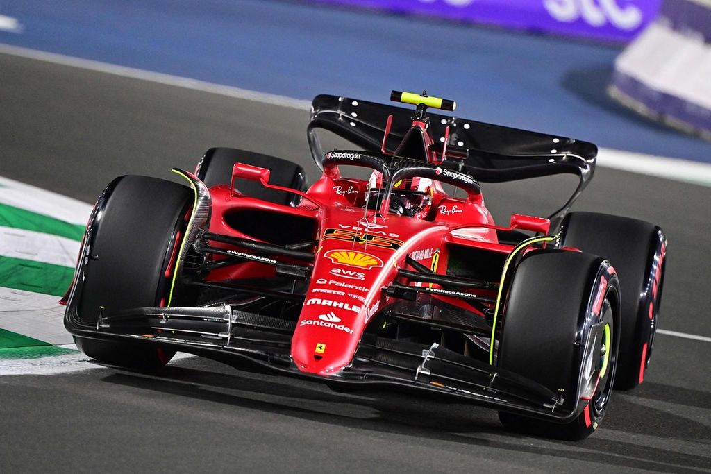 Pebalap Ferrari, Carlos Sainz Jr, melewati tikungan dalam sesi latihan Grand Prix Formula 1 seri Arab Saudi di Jeddah, Sabtu (26/3/2022) dini hari WIB. 