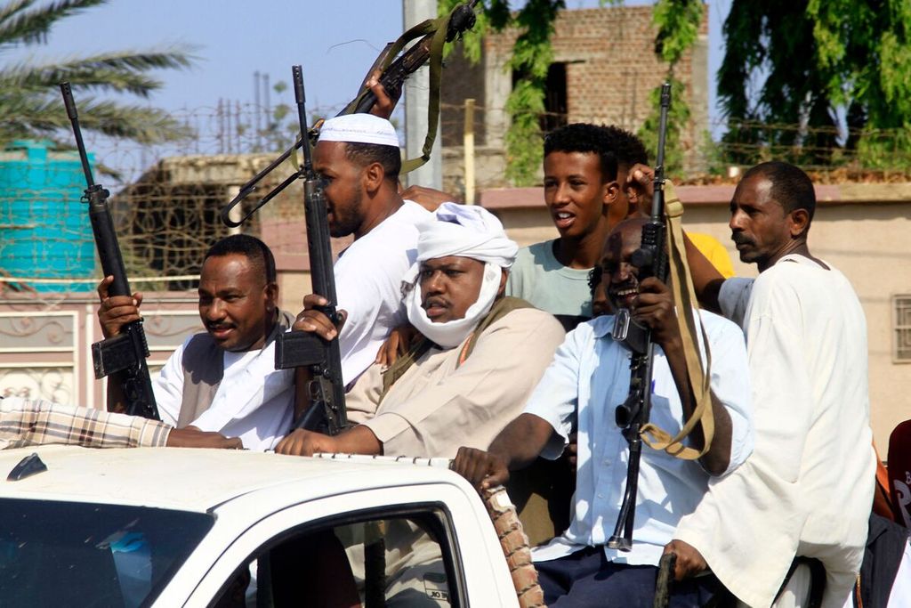 Milisi Perlawanan Rakyat Sudan yang pro-Pemerintah Sudan berpatroli di atas kendaraan pikap di Gedaref, Sudan, 16 Januari 2024. Perang saudara di Sudan melibatkan kepentingan negara-negara kawasan, seperti Arab Saudi, Uni Emirat Arab, dan Iran. 