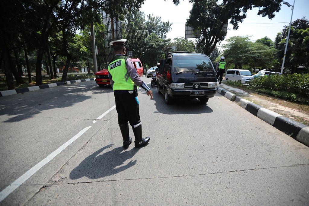 Polisi Lalu Lintas Polres Depok merazia pengguna jalan di Margonda, Depok, Jawa Barat, Kamis (23/7/2020). 