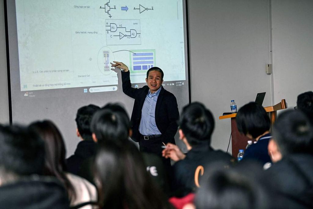 Dalam foto pada 2 Maret 2024 ini, mahasiswa Hanoi University of Science and Technology mempelajari perancangan semikondukor.