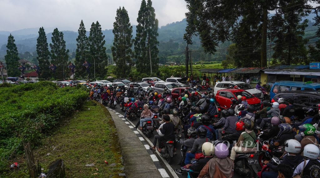 Kepadatan lalu lintas di Gunung Mas, Puncak, Kabupaten Bogor, Jawa Barat, di hari libur Lebaran, Rabu (4/5/2022). Pada H+3 Hari Raya Idul Fitri 1443 H, kawasan Puncak diserbu wargam khususnya dari Jakarta, untuk mengisi liburan di hari raya. 