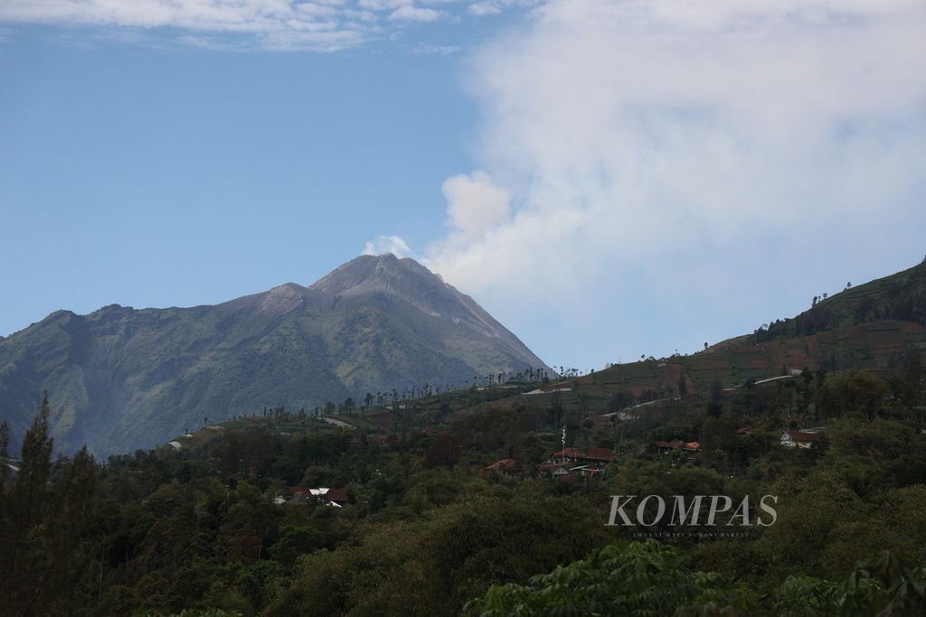 Kepulan asap solfatara Gunung Merapi terlihat dari Desa Candisari, Kabupaten Boyolali, Jawa Tengah, Senin (11/12/2023).