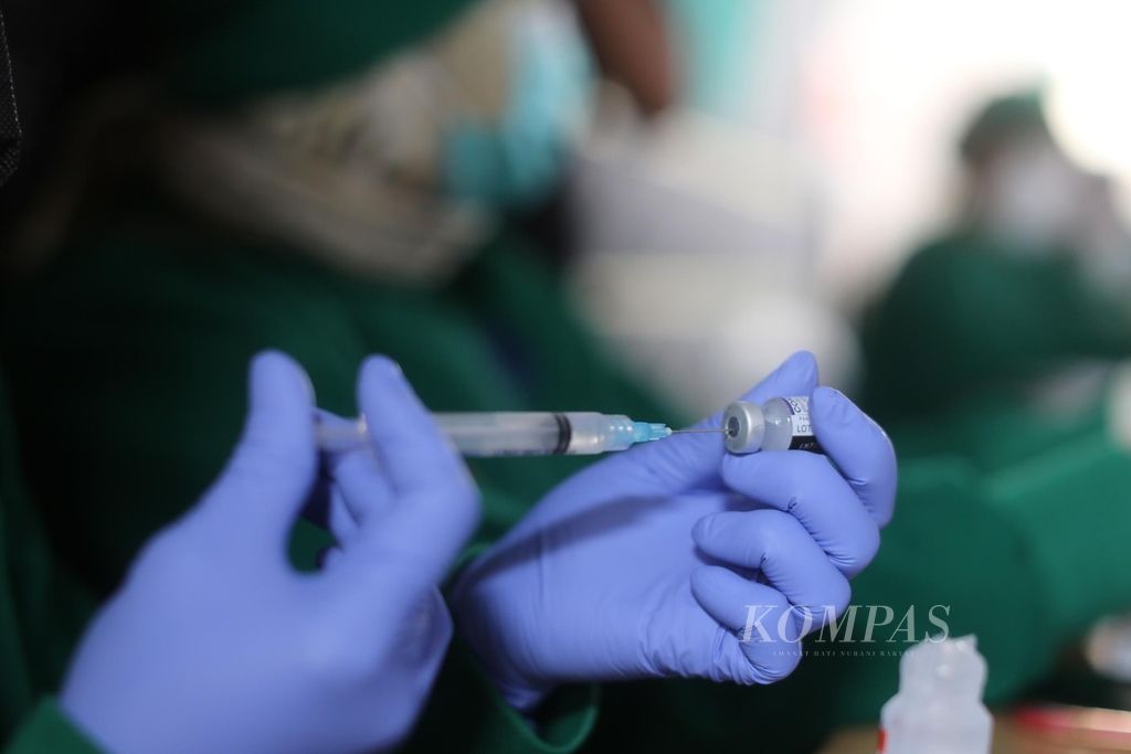 Petugas medis menyiapkan vaksin Pfizer yang akan diberikan kepada warga lanjut usia yang mengikuti program penyuntikan dosis ketiga atau <i>booster </i>vaksin Covid-19 di Puskesmas Kramatjati, Jakarta Timur, Rabu (12/1/2022).
