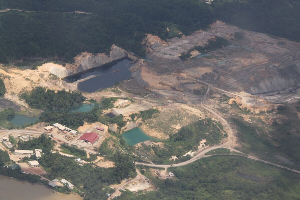 Sebaran lubang tambang batubara terlihat jelas dari udara saat terbang melintasi Kota Balikpapan-Kabupaten Kutai Kartanegara-Samarinda-Kabupaten Kutai Timur-Kabupaten Berau, awal Mei 2010.  