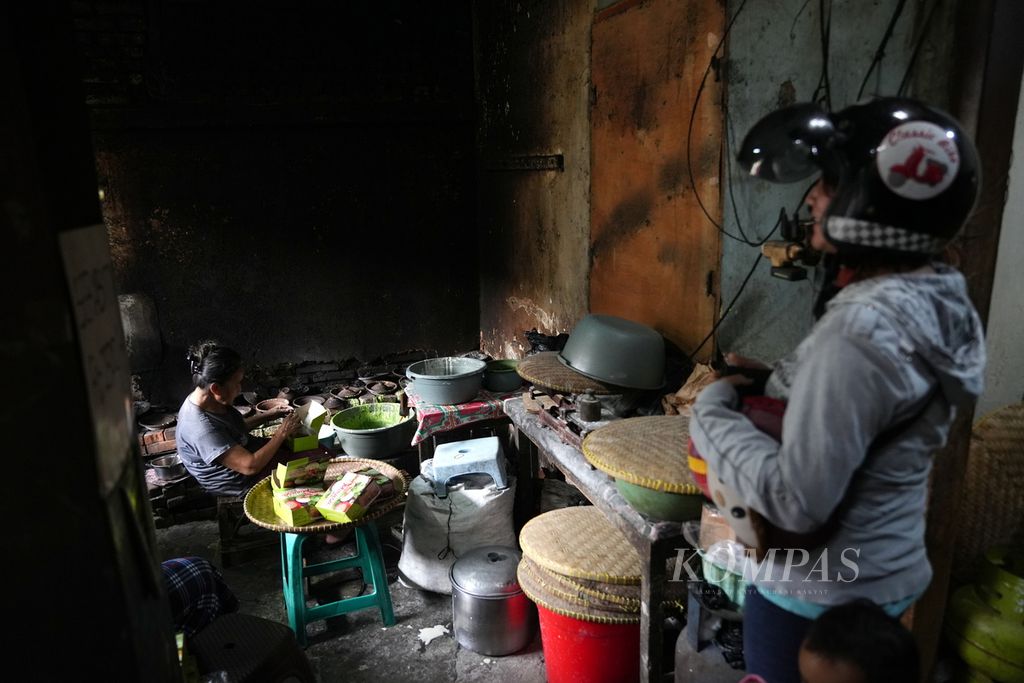 Pembeli menunggu pesanan serabinya di Serabi Mirasa di Jalan Karang Anyar, Kota Bandung, Jawa Barat, Kamis (1/8/2024).  