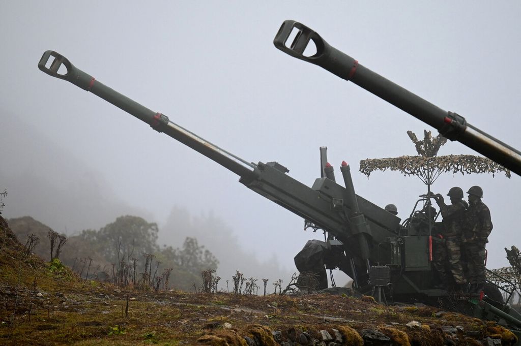 Tentara Angkatan Darat India bersiaga dengan senjata artileri Bofors yang ditempatkan di Penga Teng Tso di depan Tawang, dekat Garis Kontrol Aktual (LAC) yang berbatasan dengan China di negara bagian Arunachal Pradesh, India, Rabu (20/10/2021). (Photo by Money SHARMA / AFP)