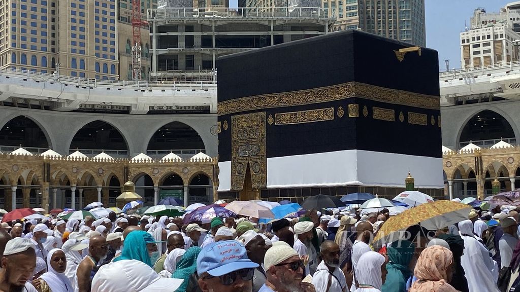 Jemaah haji mengelilingi Kabah untuk menjalankan tawaf <i>wada </i>(perpisahan) di Masjidil Haram, Mekkah, Arab Saudi, Senin (3/7/2023). 