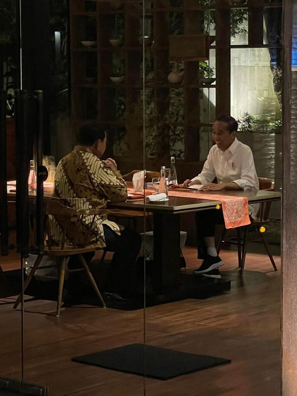 Di tengah menghangatnya suhu politik menjelang Pilpres 2024, Presiden Joko Widodo bersantap malam berdua dengan Menteri Pertahanan yang juga calon presiden Prabowo Subianto di Jakarta, 5 Januari 2023.
