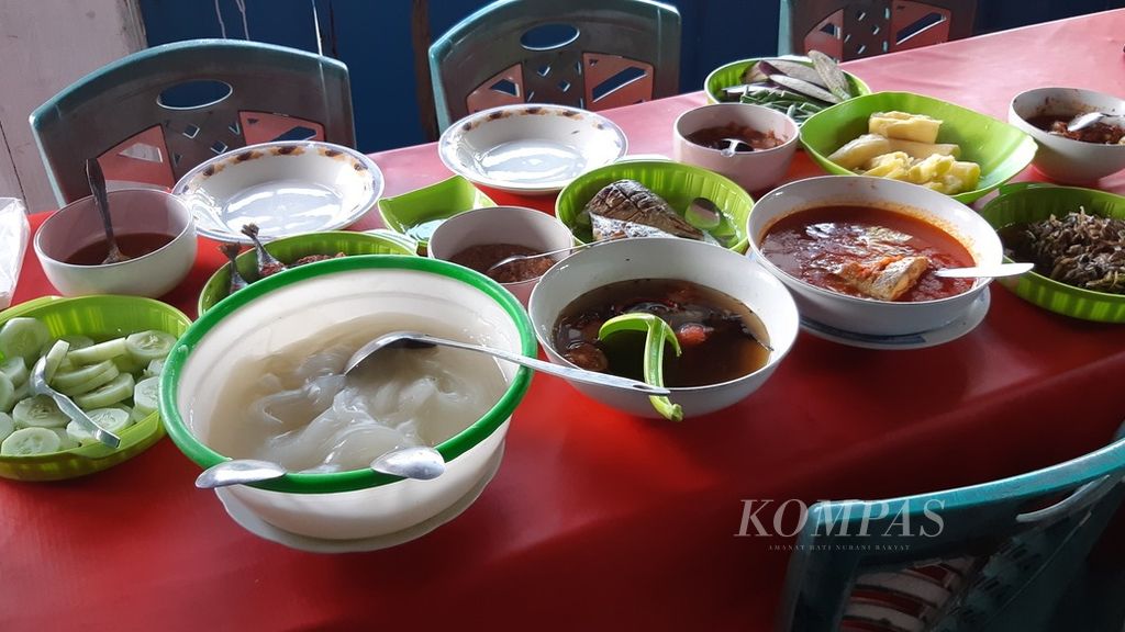 Satu set papeda dan menu pendamping yang disajikan oleh pemilik warung ”Mama Tika” di Daruba, Kabupaten Pulau Morotai, Maluku Utara, akhir Juli 2022.