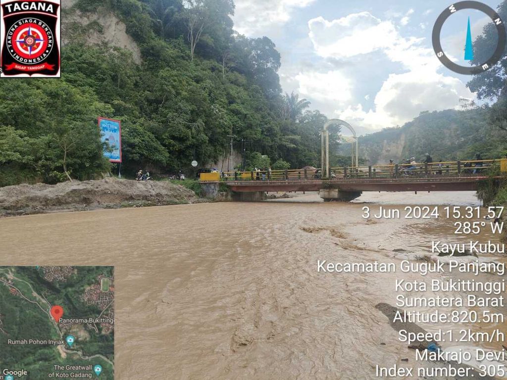 Kondisi aliran sungai saat banjir di Ngarai Sianok, Kecamatan Guguk Panjang, Kota Bukittinggi, Sumatera Barat, Senin (3/6/2024) sore.