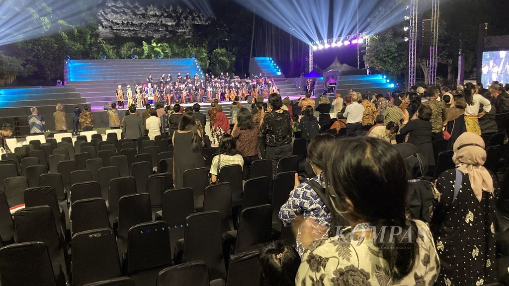 The G20 Orchestra premiered at Lumbini Park, Borobudur Temple area, Magelang, Central Java on Monday (12/9/2022).