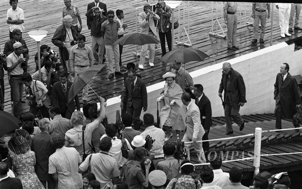 Ratu Elizabeth bersama Pangeran Phillips saat tiba di pelabuhan Benoa, Bali,Jumat (15/3/1974) guna memulai kunjungannya di Bali dan kemudian Jakarta. Di Benoa, Ratu Elizabeth disambut oleh Menlu Adam Malik dengan tarian tradisional Bali. 
