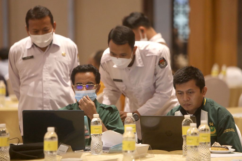 General Election Commission officers accompany and provide training to representatives of political parties during the trial of the Political Party Information System (Sipol) held by the KPU in Jakarta, Thursday (9/6/2022). Sipol is an information technology system provided by the KPU to assist political parties and election organizers.