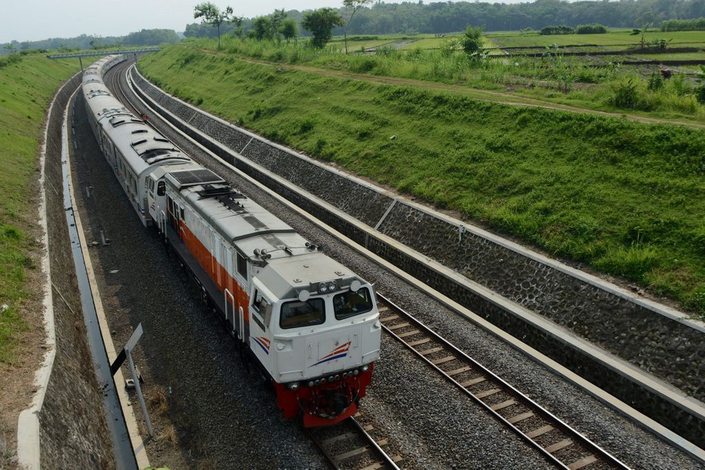 Jalur Rel Ganda - Kereta penumpang melintas di jalur rel ganda di Desa Sumberrahayu, Moyudan, Sleman, DI Yogyakarta, Selasa (5/1/2016). Keberadaan jalur rel ganda membuat waktu tempuh antardaerah menggunakan kereta dapat dipersingkat.
