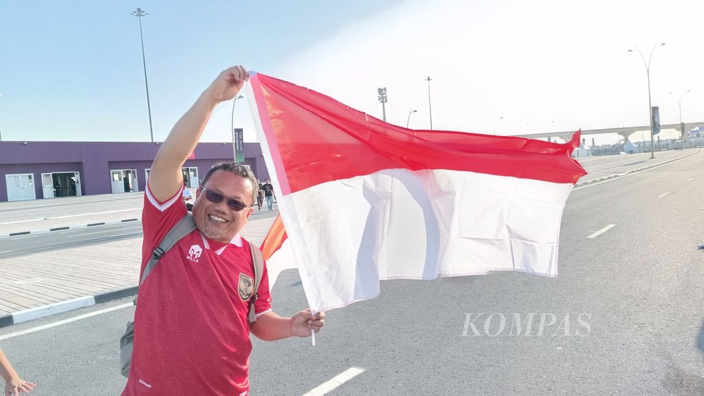 Suporter Indonesia memasuki kawasan Stadion Ahmed bin Ali, Al Rayyan, Qatar, untuk mendukung timnas Indonesia melawan Irak pada penyisihan Grup D Piala Asia 2023, Senin (15/1/2024). 