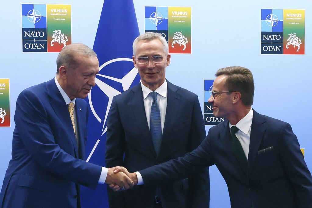 Presiden Turki Recep Tayyip Erdogan (kiri), Sekretaris Jenderal Pakta Pertahanan Atlantik Utara (NATO) Jens Stoltenberg, dan Perdana Menteri Swedia Ulf Kristersson di sela pertemuan NATO di Lithuania pada Juli 2023. Keanggotaan Swedia di NATO belum disetujui Turki. 