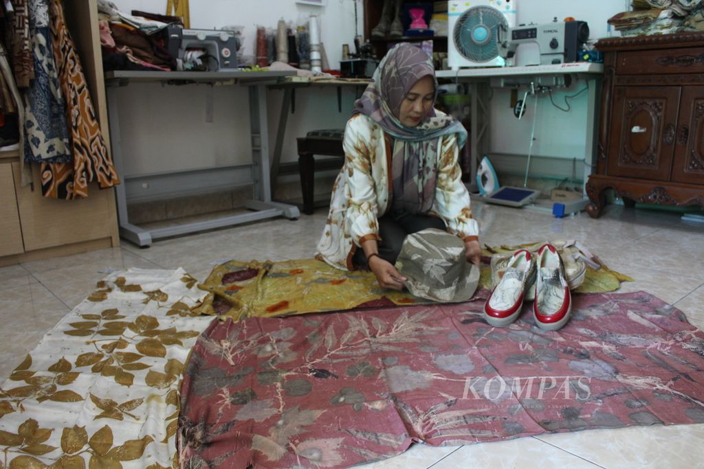 Yuli Hasan menunjukkan aneka produk Swarna Alam yang menggunakan teknik <i>ecoprint</i> di rumahnya di Jalan Ketilang Raya, Kecamatan Harjamukti, Kota Cirebon, Jawa Barat, Selasa (1/8/2023). 