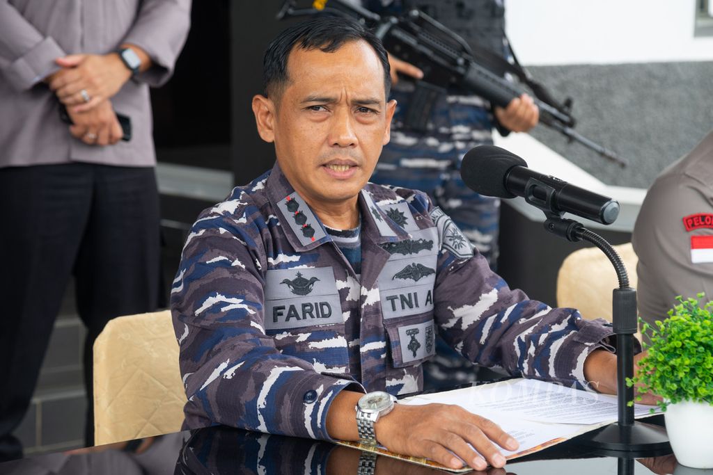 Komandan Pangkalan TNI AL Batam Kolonel Farid Maruf, Jumat (17/6/2022), memberikan keterangan pers terkait kecelakaan perahu pengangkut 30 pekerja migran di perairan Batam, Kepulauan Riau.