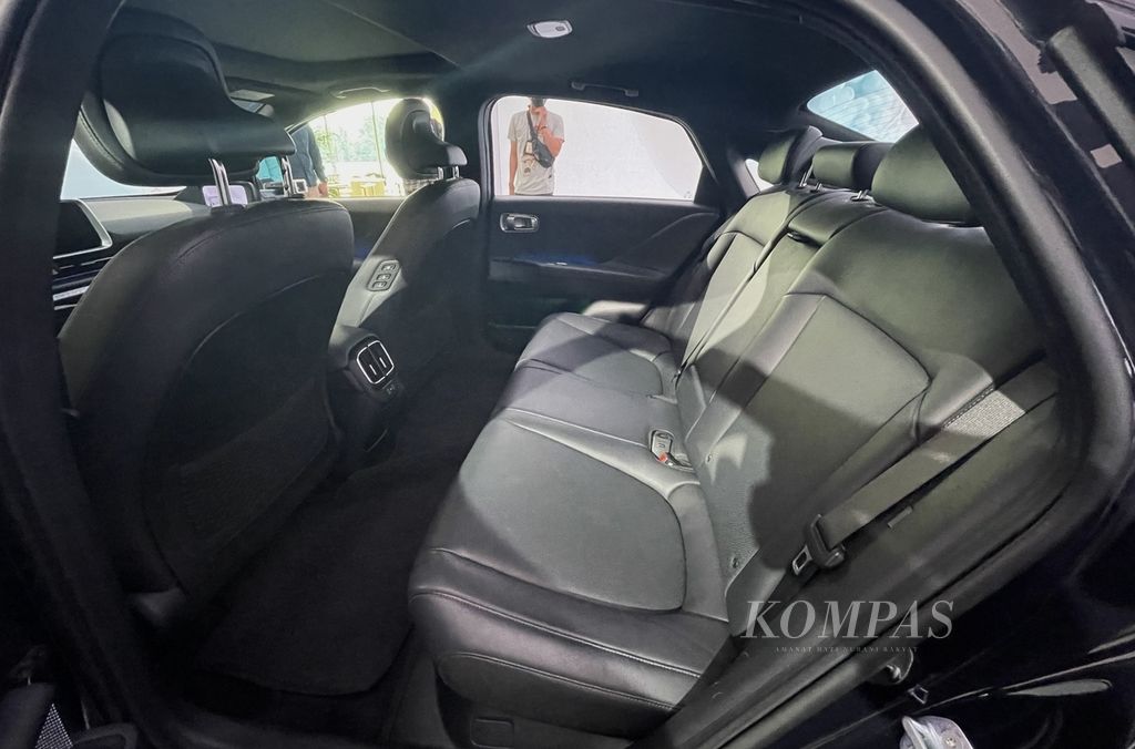 Ruang kabin penumpang baris kedua Hyundai Ioniq 6 tampak lega, serupa dengan Ioniq 5. Jok mobil ini dilapisi material yang diolah ulang dari botol minuman. Sementara karpetnya menggunakan olahan ulang dari jala penangkap ikan.