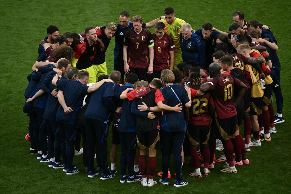 Para pemain dan ofisial Belgia membentuk lingkaran setelah pertandingan Grup E Piala Eropa 2024 antara Belgia dan Slowakia di Stadion Frankfurt Arena, Frankfurt, Jerman, Senin (17/6/2024). Ukraina akan menghadapi Belgia, Rabu (26/6/2024), pukul 23.00 WIB.