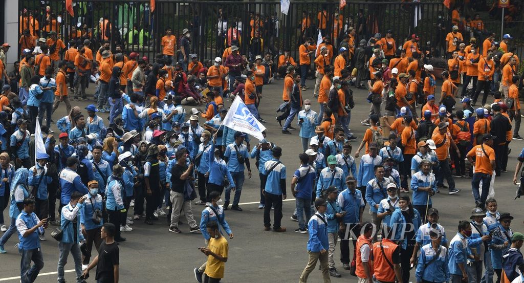 Ribuan buruh tiba di Stadion Gelora Bung Karno, Jakarta, untuk mengikuti peringatan Hari Buruh Internasional, Sabtu (14/5/2022). Peringatan Hari Buruh yang biasanya berlangsung pada 1 Mei tersebut tertunda karena bertepatan dengan menjelang libur Lebaran. Dalam aksi tersebut para buruh menyerukan sejumlah tuntutan, seperti menolak UU Cipta Kerja, turunkan harga bahan pokok, menolak upah murah, penghapusan tenaga kerja alih daya, stop kriminalisasi terhadap petani, serta wujudkan kedaulatan pangan dan reforma agraria. Peringatan Hari Buruh tersebut kemudian dilanjutkan dalam acara May Day Fiesta di Stadion Gelora Bung Karno yang diikuti puluhan ribu buruh dari sejumlah konfederasi serikat buruh dari sejumlah daerah.