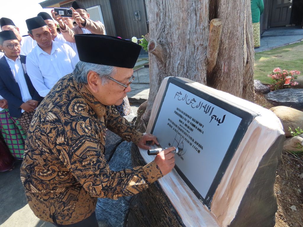 Duta Besar RI di Tokyo Heri Akhmadi meresmikan Pesantren At-Taqwa di Koga, Jepang, pada Jumat (3/5/2024).