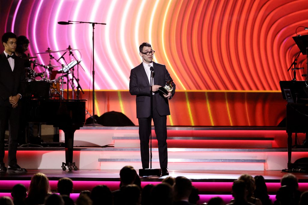 Jack Antonoff saat menerima Grammy Awards untuk  Producer, Non-Classical of the Year, pada ajang Grammy Awards ke-64 di MGM Grand Marquee Ballroom, Las Vegas, Nevada, AS, Minggu (3/4/2022) waktu setempat.  