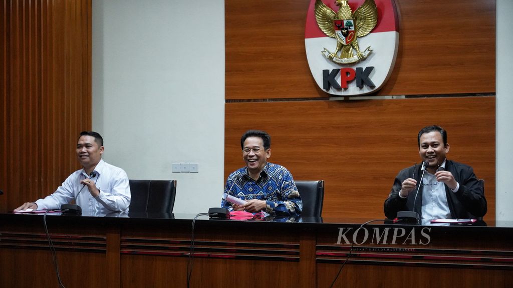 Plt Deputi Penindakan Asep Guntur, Wakil Ketua KPK Johanis Tanak, dan Juru Bicara KPK Ali Fikri (dari kiri ke kanan) saat menggelar ekspos tersangka kasus suap pembangunan dan pemeliharaan jalur kereta api di Kantor Komisi Pemberantasan Korupsi (KPK), Jakarta, Kamis (13/4/2023) dini hari. 