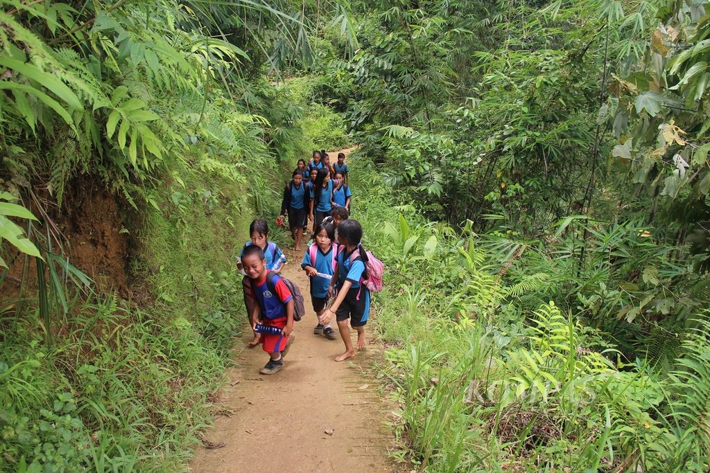 Anak-anak dari Dusun Badat Baru, Kecamatan Entikong, Kabupaten Sanggau, Kalimantan Barat, berjalan kaki berkilo-kilometer untuk menjangkau sekolah mereka.