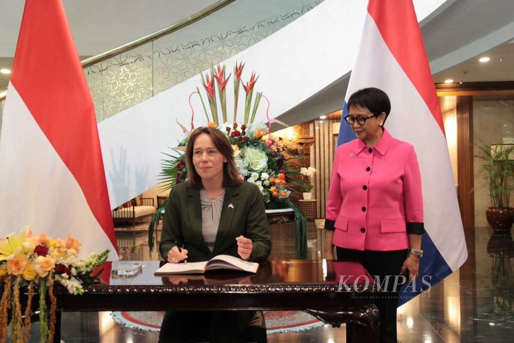 Menteri Luar Negeri RI Retno Marsudi (kanan) menyambut Menlu Belanda Hanke Bruins Slot di Jakarta, Selasa (31/10/2023). Mereka membahas isu bilateral RI-Indonesia hingga perkembangan di Gaza.