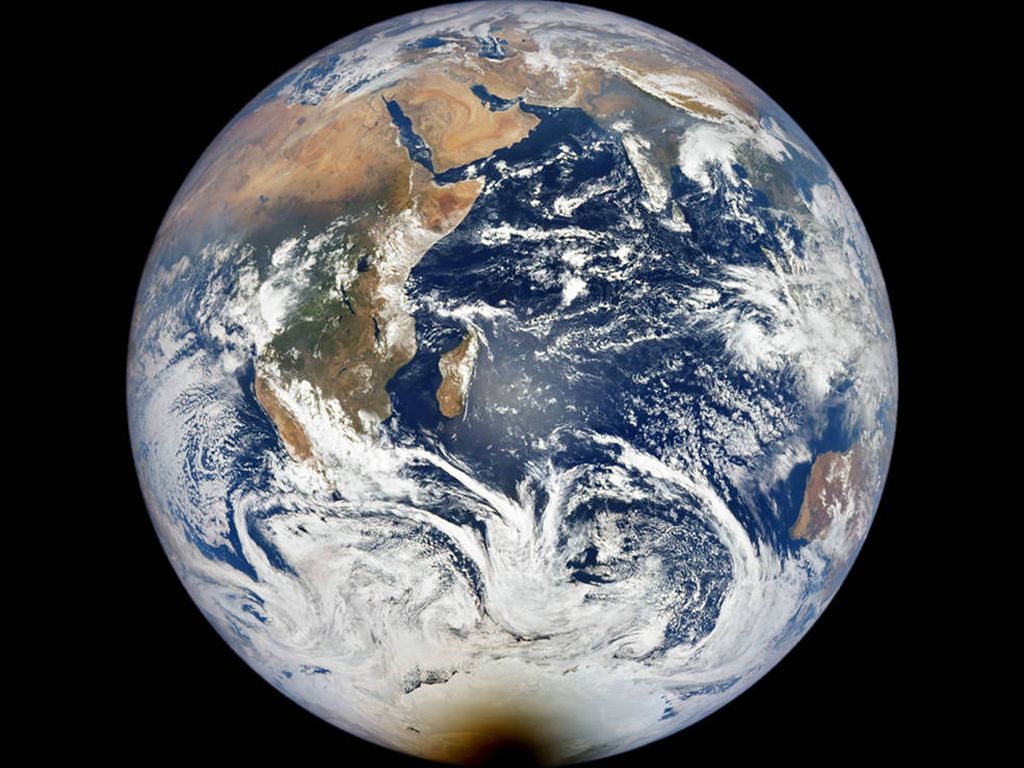Citra Bumi yang diambil menggunakan Earth Polychromatic Imaging Camera (EPIC) yang ada di atas satelit Deep Space Climate Observatory (DSCVR). Citra ini diambil saat terjadi gerhana Matahari total di benua Antarktika pada 4 Desember 2021.