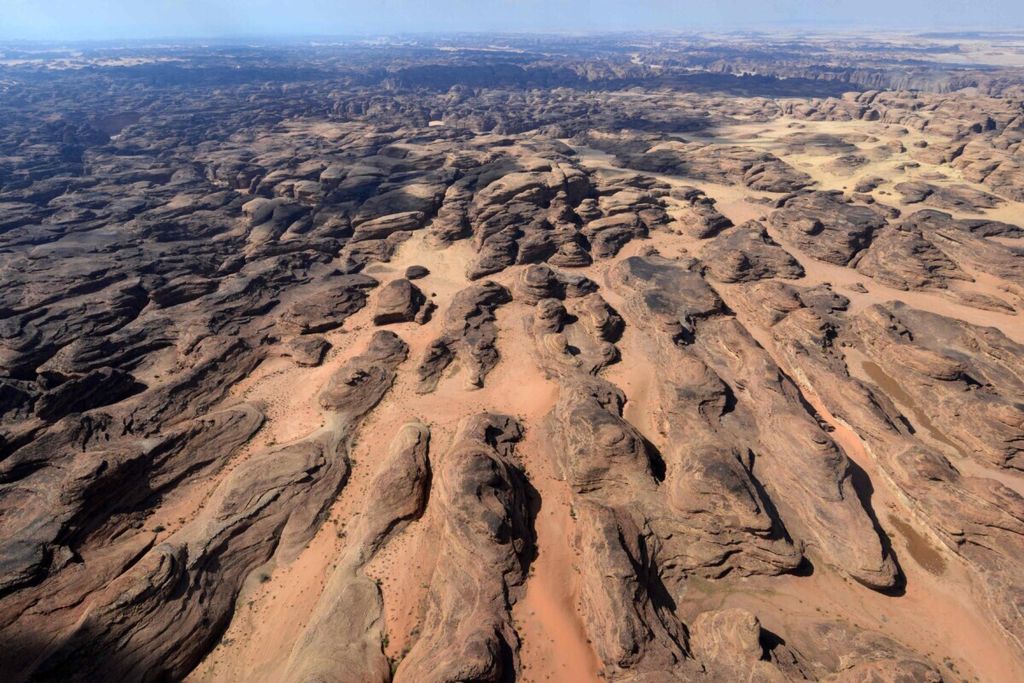 Foto file ini diambil pada 11 Februari 2019 menunjukkan pemandangan udara dari batu gajah di padang pasir Ula dekat kota al-Ula di barat laut Saudi.  Arab Saudi mengatakan, pada 27 September 2019 akan menawarkan visa turis untuk pertama kalinya.